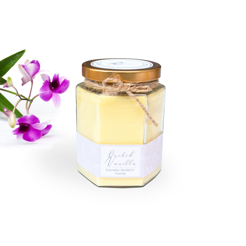 This aromatherapy beeswax candle is expertly infused with the scents of fresh aromatic lavender, orchid and spicy vanilla which together are blended with floral notes.