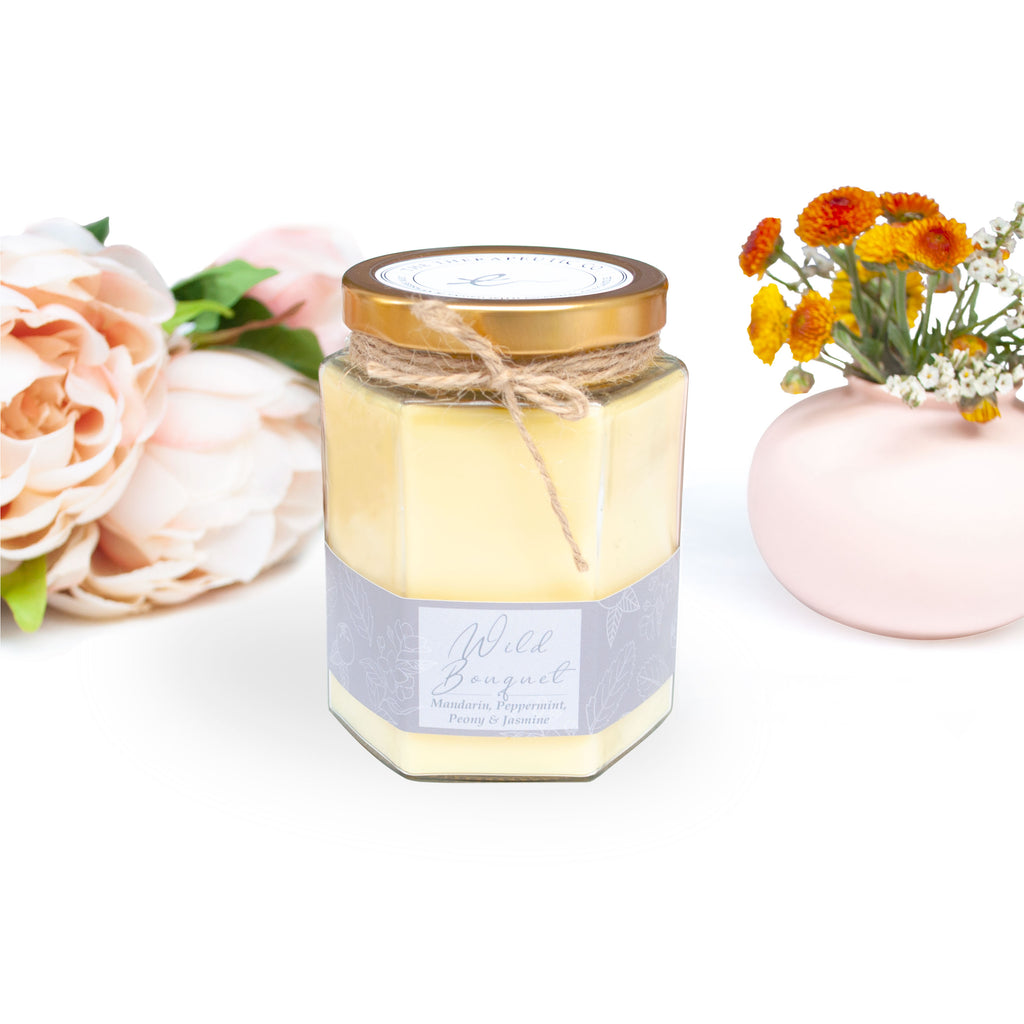 A clean scent with bright citrus notes from the juicy mandarin and the powerful cool aroma of the peppermint, that is intertwined with the florals of peony, violet and jasmine. Patchouli and amber complete the scent by adding earthy richness.